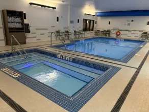 La Quinta Inn & Suites by Wyndham Kelowna BC - Pool