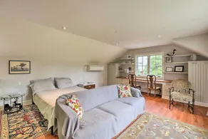 Barn-Like Studio Suite w/ Flowering Garden! - Interiør