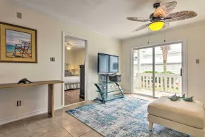 Fort Walton Beach Condo: Walk to Local Beach! - Intérieur