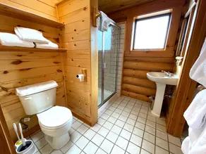 Beartooth Hideaway Inn & Cabins - Bathroom