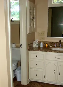 Loya's Little House Bed & Breakfast - Bathroom