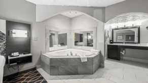 Super 8 by Wyndham Noman West - Badezimmer