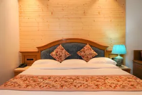 Neelesh Inn - Luxury Lake View Resort with Swimming Pool on Bhimtal Lake - Room