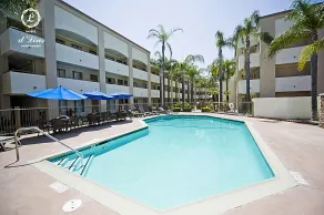 Hotel d'Lins Ontario Airport - Piscina