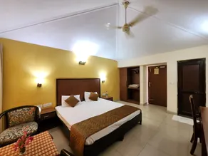 Hermitage Huts Tourist Resort - Room