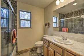 Spacious Buckeye Lake Home w/ Hot Tub & Fire Pit! - Bagno