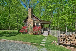 Numerous On-Site Trails: Earlysville Wooded Cabin - Interiør