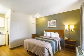 HomeTowne Studios by Red Roof Chicago - Waukegan - Chambre