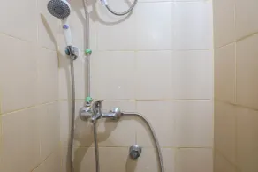 Fully Furnished Studio at Serpong Greenview Apartment - Bathroom