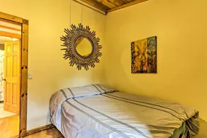 Bright Tucked-Away Cabin w/ Furnished Deck + Grill - Innvendig