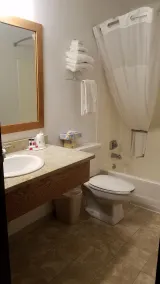 Super 8 by Wyndham Milbank SD - Bathroom