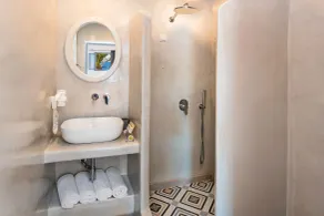Akrotiri Hotel - Bathroom