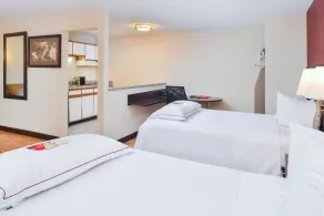 Red Roof Inn PLUS+ & Suites Guilford - Chambre
