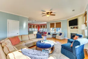 Chic Surf City Retreat w/ Pool < 1 Block to Beach! - Interiør