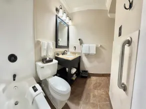 Clarion Hotel & Suites - Banheiro
