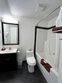 Northern Lights Inn & Suites - Bathroom