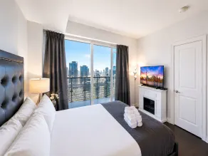 Downtown Toronto 2 Bedroom Suite Near Business District, U of T, UHN Hospitals - Camera