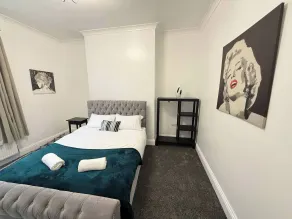The One Bed Hideaway - Rum