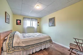 Walkable St Ignace Condo w/ Lake Huron Views - Innvendig