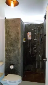 Baan Mai Kradan Hostel Chiang Rai - Salle de bain