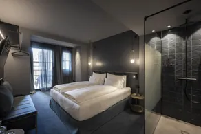 4-bed room, shower or bath, toilet - Habitación