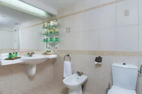 The Palace Hotel, Sunny Day - Bathroom