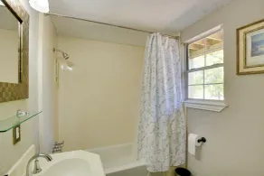 Gorgeous Royse City Retreat w/ Front Porch & Pond! - Salle de bain