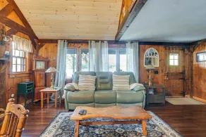 Lakeside Log Cabin w/ Porch in Monadnock Region - Interiör