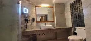 Royal Pearl Suites - Bathroom