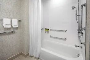 Holiday Inn Express & Suites Woodside LaGuardia Airport - Baño