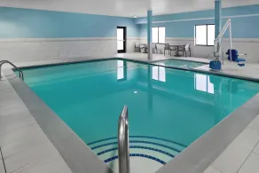 Holiday Inn Express Kansas City - at the Legends! by IHG - Piscine
