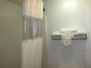 Days Inn by Wyndham Indianapolis Northeast - Salle de bain