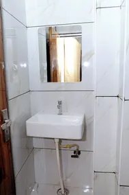 Radhe Krishna Hotel and Restaurant - Bathroom