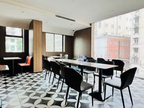 Dayin Youth Hostel -Near French Concession Tianzifang Xintiandi -Social Area -Bar -Café -Free Laundry Luggage Storage -24H Front Desk - English Service - Ristorante
