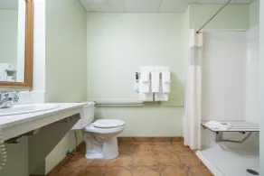 Service Plus Inns and Suites Calgary - Bathroom
