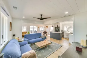 Deck & Scenic Views: Lakefront Cottage in Hale! - Innvendig