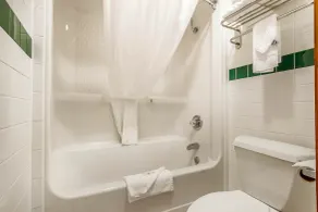 Quality Inn & Suites Owasso US-169 - Salle de bain