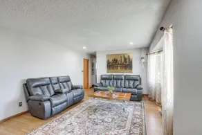 Walk to Park: Waterloo Home w/ Furnished Deck - Interiör