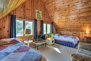 Lakefront Bellaire Getaway w/ Kayaks, Dock & Grill - Interiør