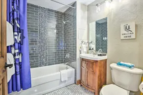 Winter Park Condo w/ Mountain Views + Hot Tub - Badeværelse