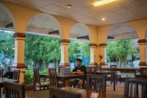 Jalan Bagindo Aziz Chan - Restaurante