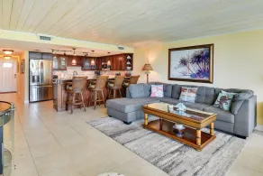 Oceanfront condo w/ private balcony & stunning view - boardwalk to beach - Intérieur
