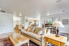 8 Mi to Jacksonville: Oregon Getaway w/ Deck! - Intérieur