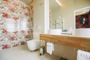 The Felix 10 - Bathroom