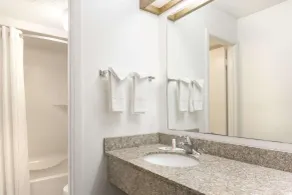Super 8 by Wyndham Riviera Beach West Palm Beach - Salle de bain