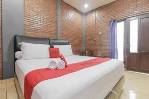 RedDoorz Plus At Ampera Raya - Chambre
