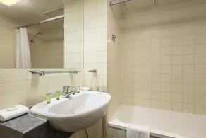 Central Brunswick Apartment Hotel - Bathroom
