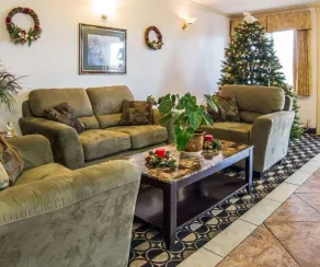FairBridge Inn & Suites Sunnyside - Lobby sitting area