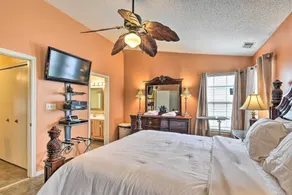 Hampton Home w/ Fireplace + Close to Beaches! - Interiör