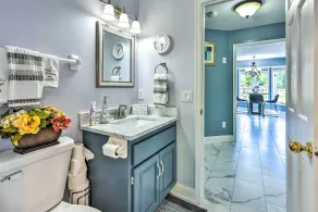 Pet-friendly Maple Grove Gem w/ Private Yard! - Interiör